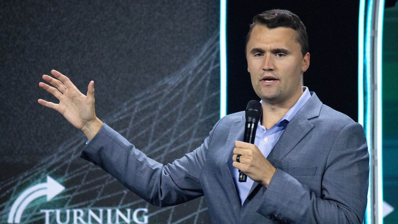 Charlie Kirk, aliado de Trump, muere tras recibir un disparo en una universidad
