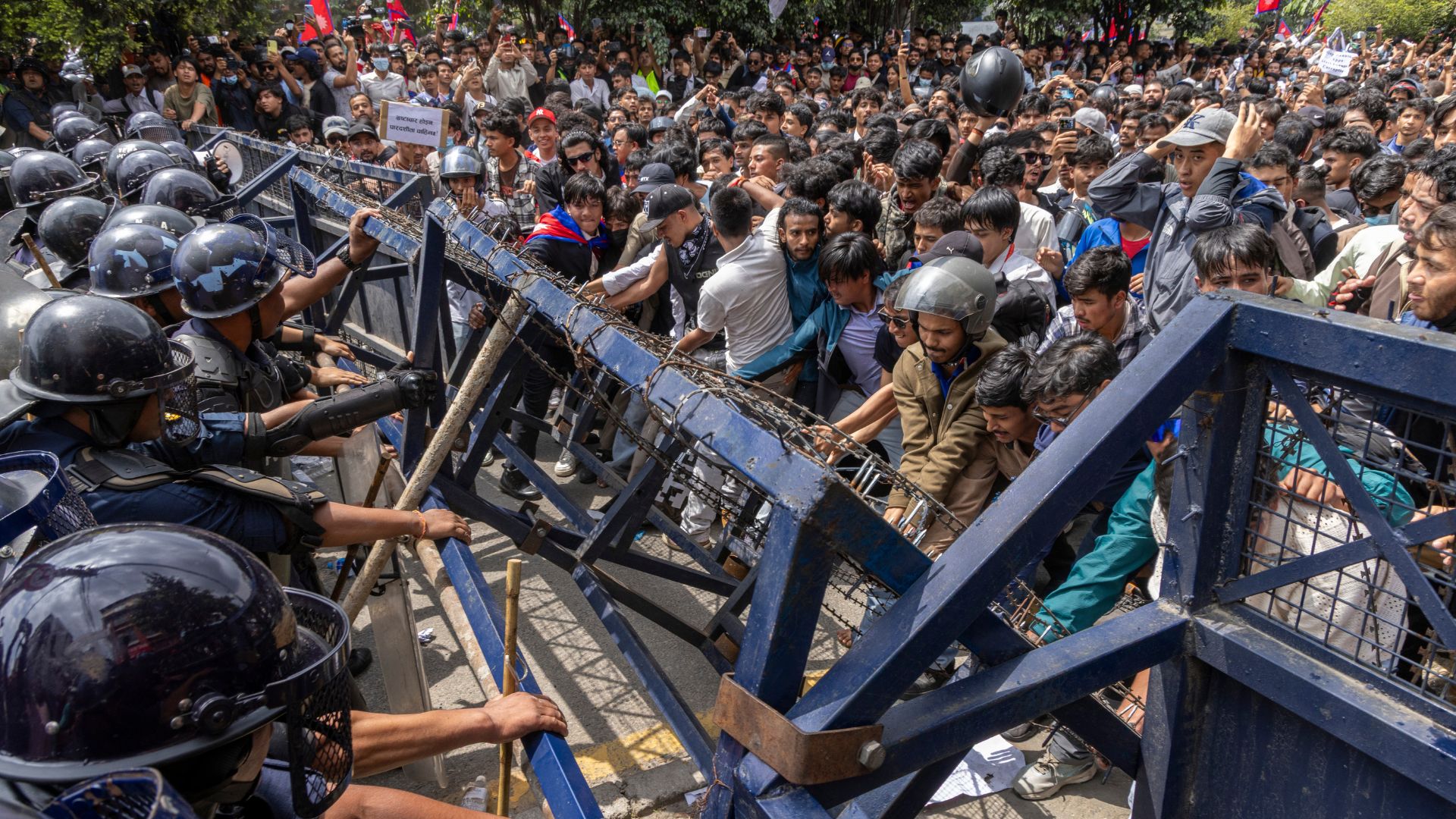 Caos en Nepal: cae el gobierno, queman el parlamento y casas de funcionarios
