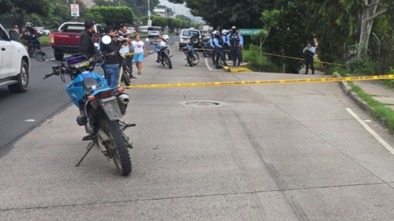 Esto se sabe sobre el joven hallado muerto a orillas del bulevar Fuerzas Armadas