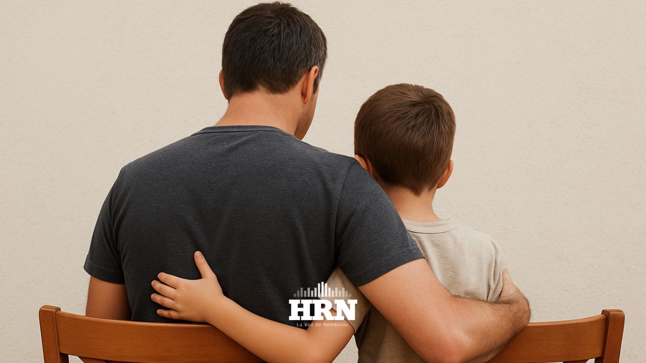 'Tú eres mi imagen': Hijo animó a su padre al verlo llorando en un momento difícil