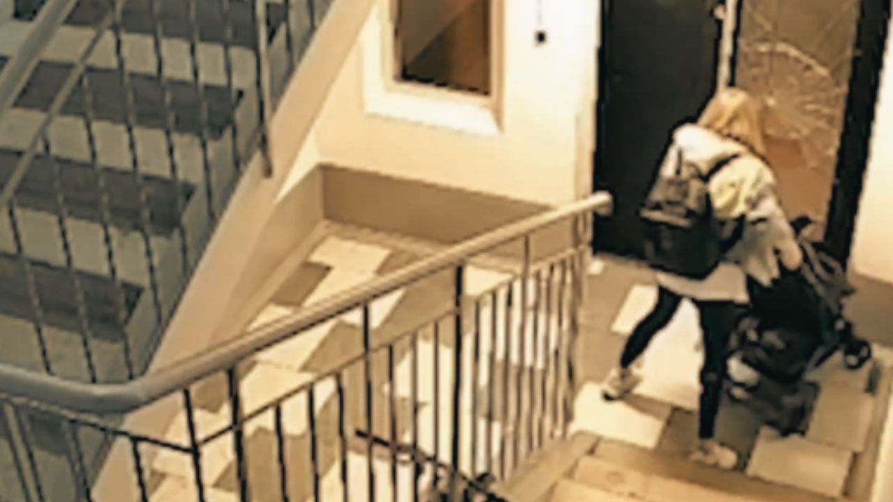 Exponen en vídeo a madre maltratando a su hijo de 1 año bajando por unas gradas