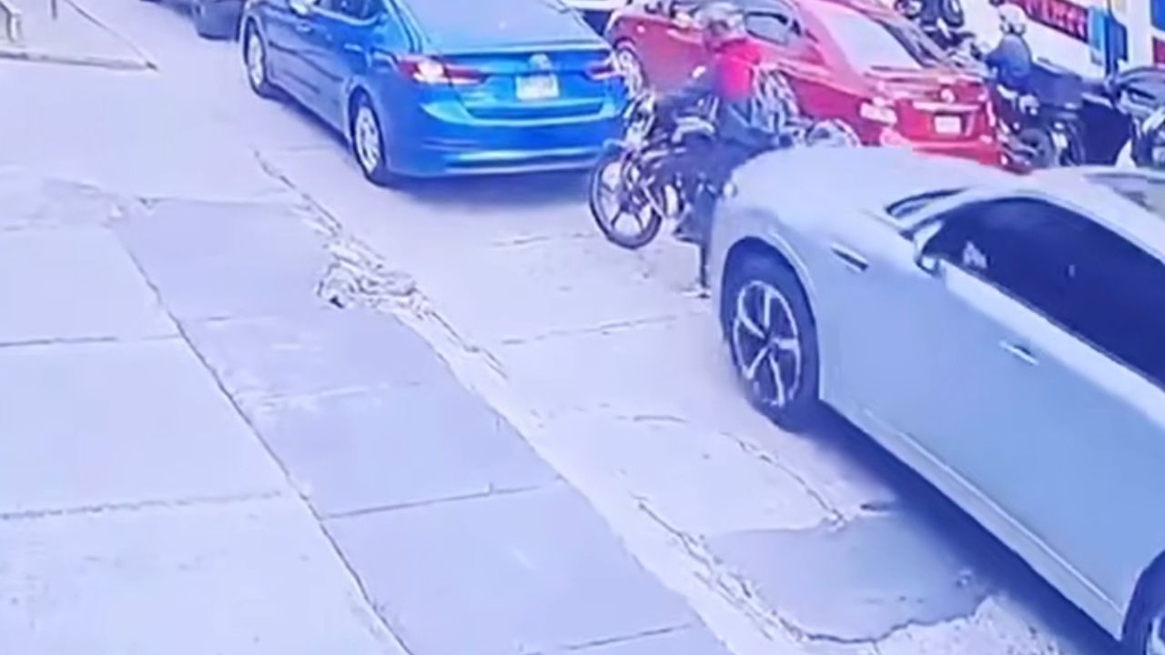 'Ay no Señor Jesús': conductor embiste tres veces a motociclista y causa indignación