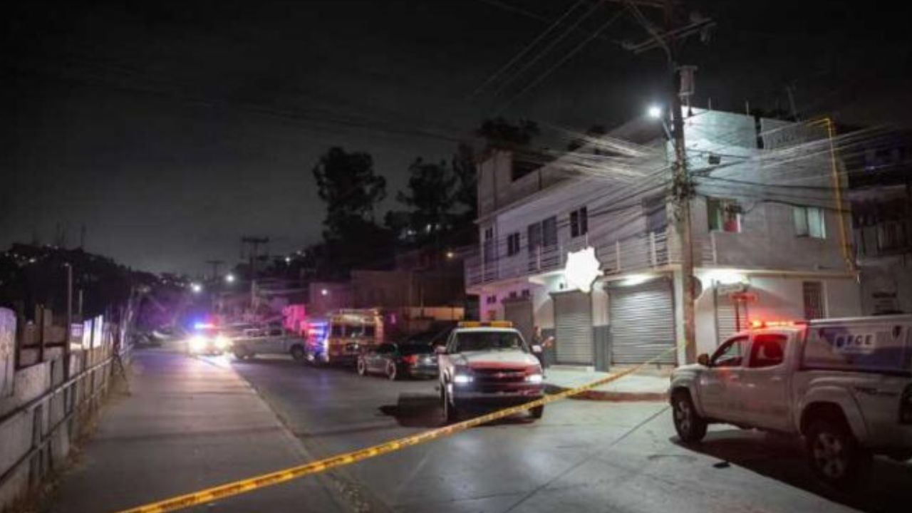 Mujer es asesinada frente a su hijo; dejan mensaje de amenaza en su cuerpo