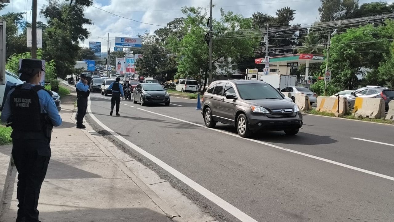 En ‘vivo’ pasajero de bus en Tegucigalpa aparece con cargo penal
