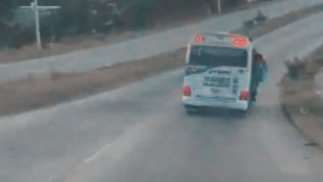 Vídeo: Pasajeros viajan 'guindados' de la puerta de bus urbano en la capital