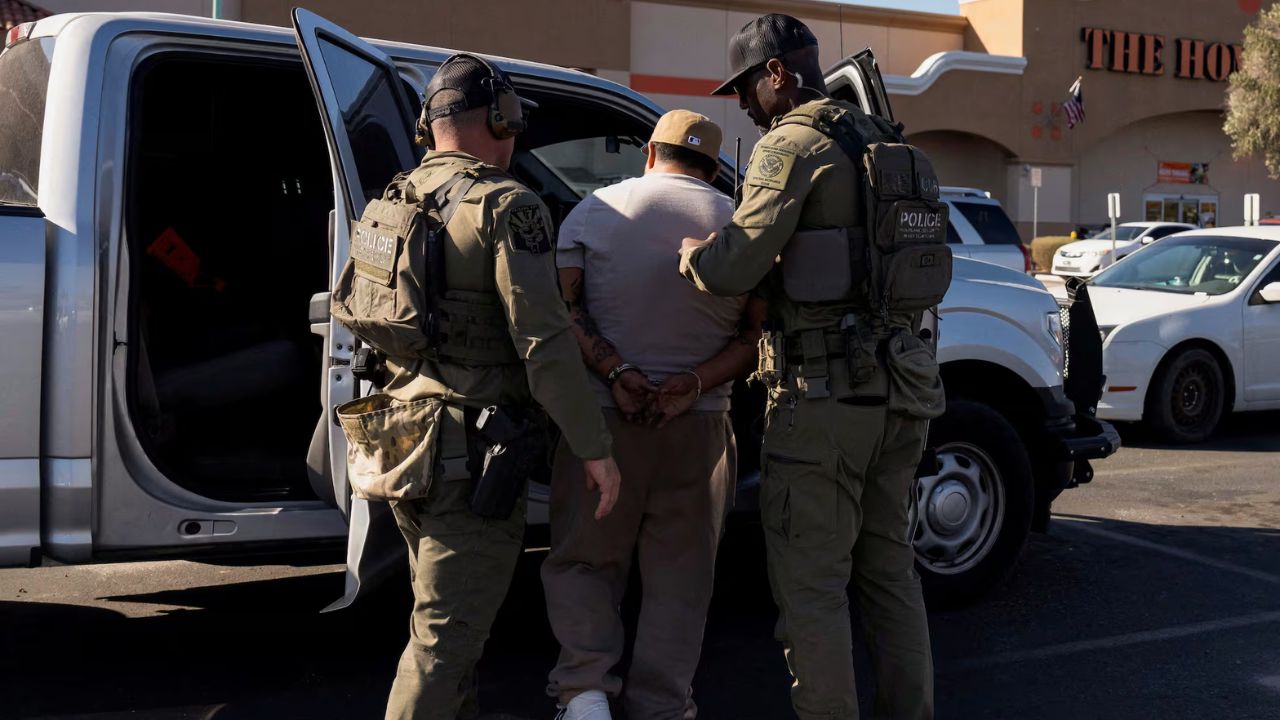 Aprueban el uso de una base naval para redadas migratorias en Chicago