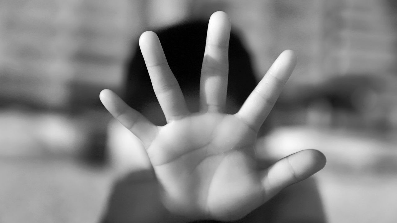 Taxista hondureño visitaba a una familia, aprovechó un descuido y abusó de niña