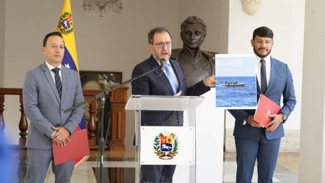 Venezuela asegura que 'destructor' de EE. UU. abordó 'ilegalmente' una embarcación