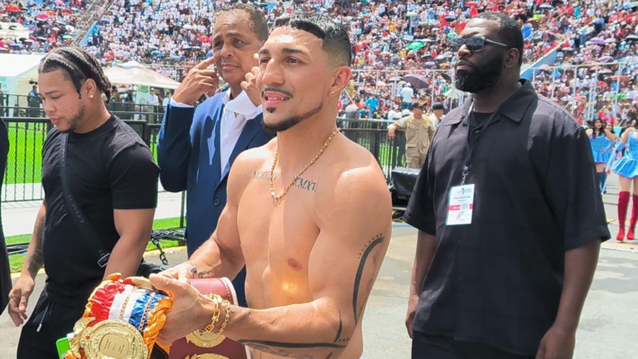 El campeón mundial Teófimo López celebra la independencia con los hondureños