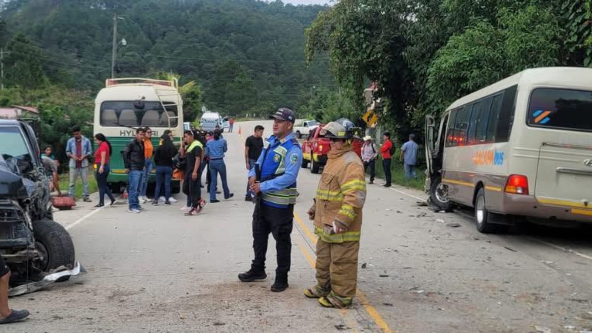 'Ayuda, por favor': conductor de bus queda atrapado tras accidente en Intibucá