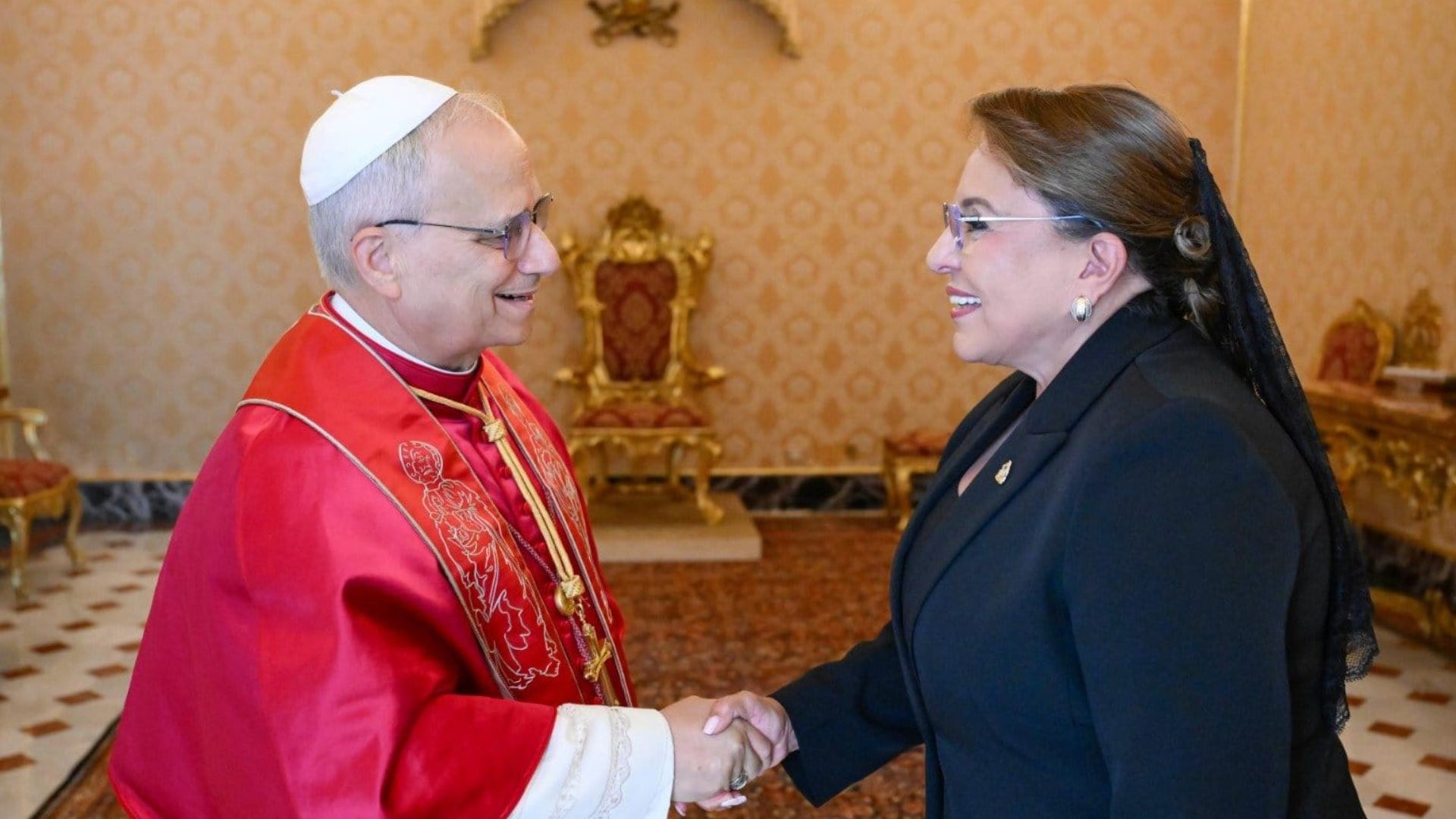 ¿Qué temas abordó Xiomara Castro con el papa León XIV en su visita al Vaticano?