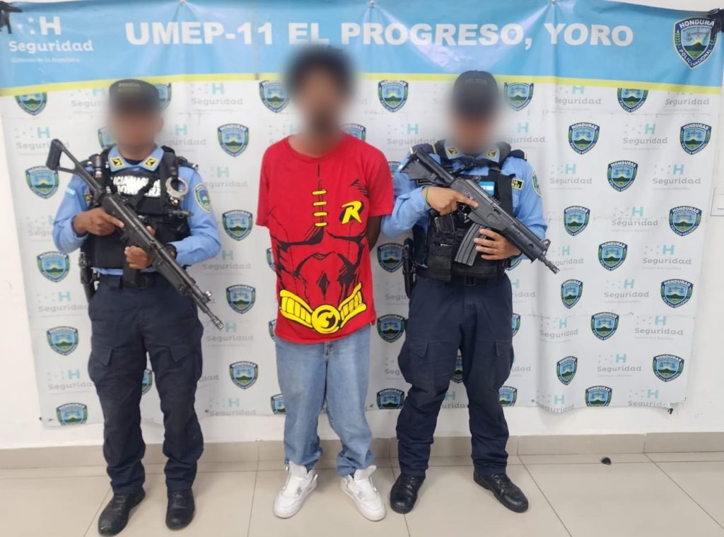 El detenido con policías a su lado