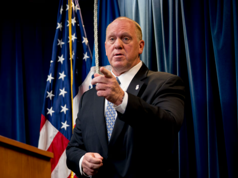 Tom Homan viendo al frente