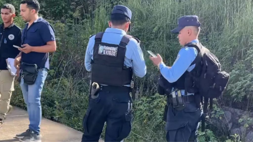 Policías en el anillo periférico de Tegucigalpa