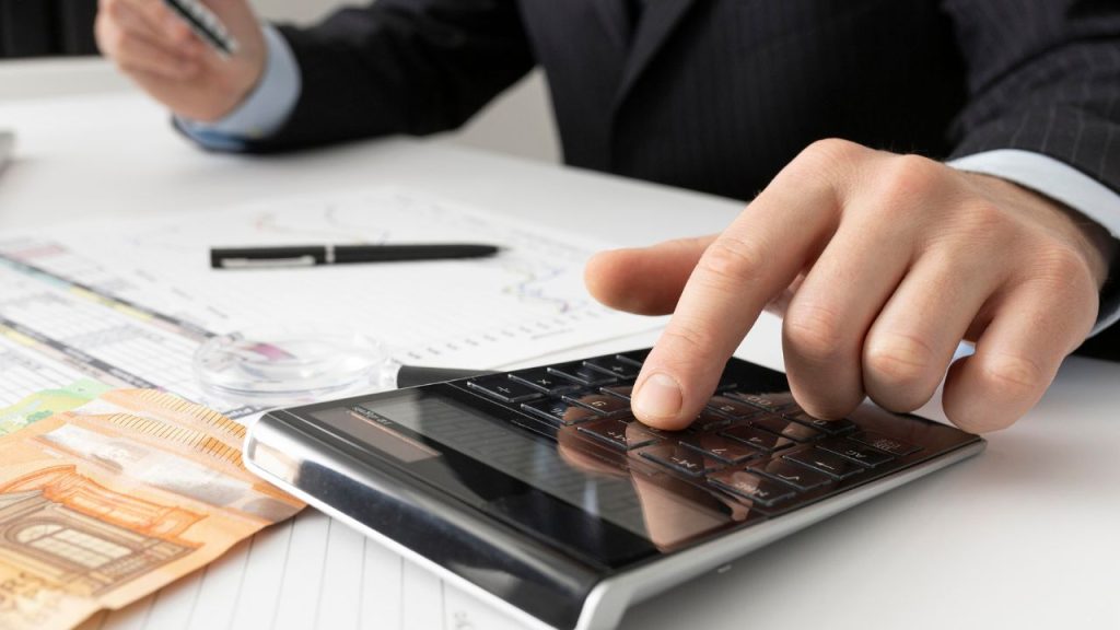 Una mano en una calculadora