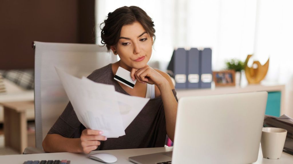 Una mujer levantando unas hojas