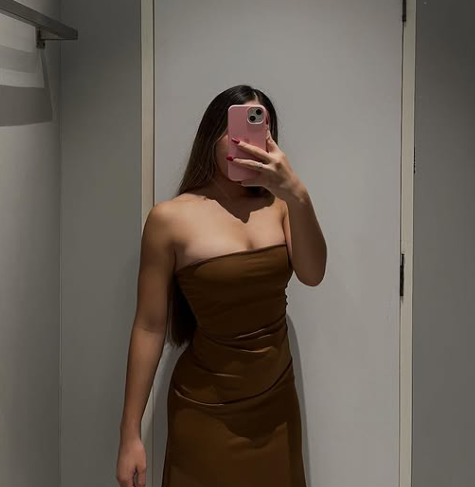 Elisa La Yuca tomándose una foto delante del espejo