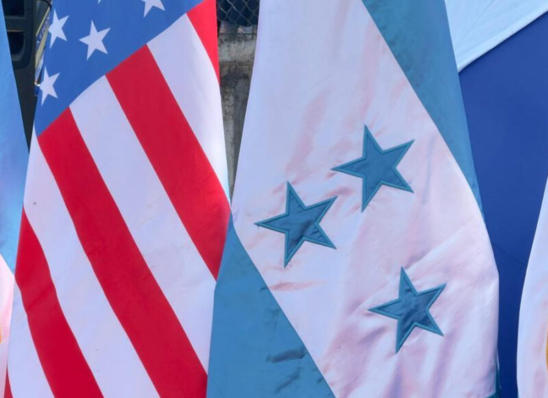 La bandera de Estados Unidos y Honduras