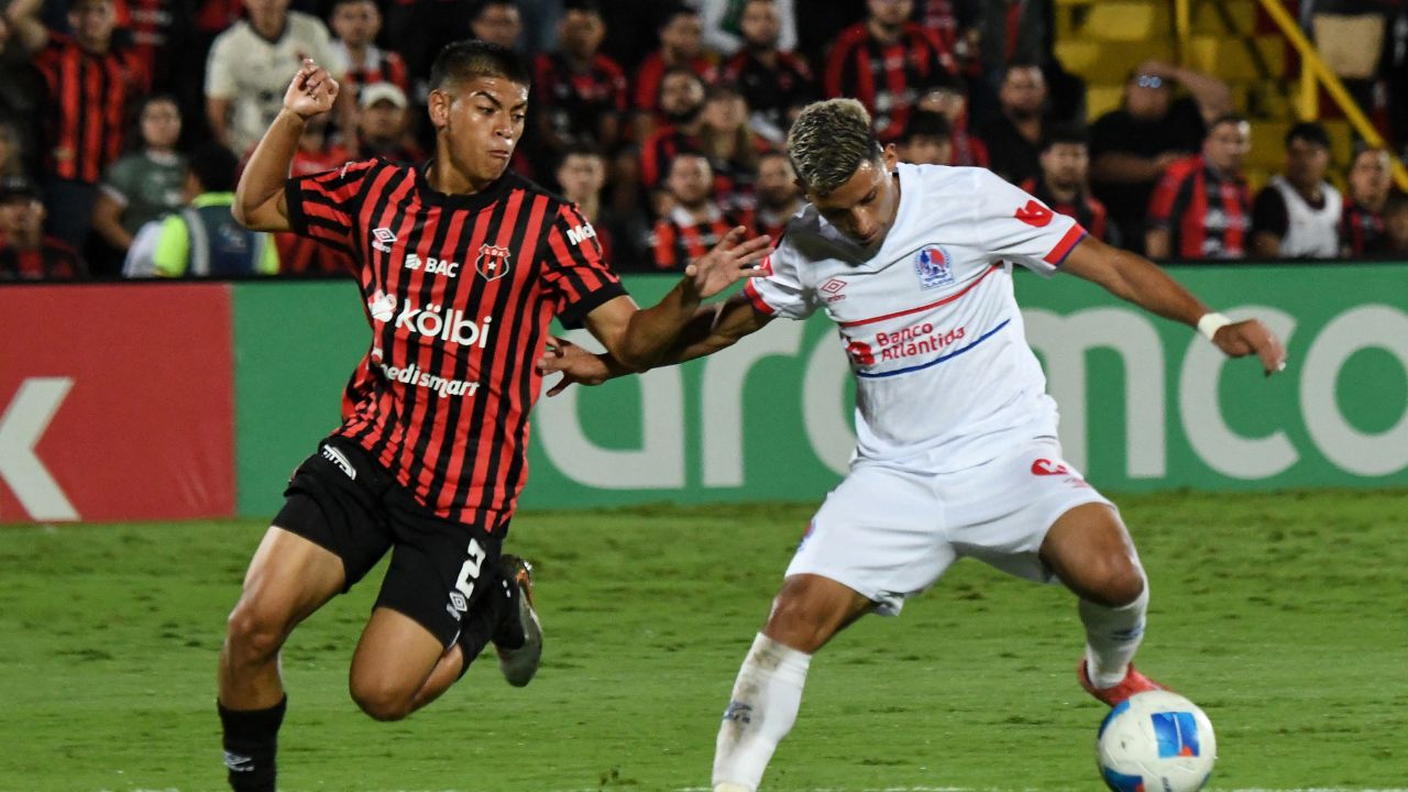 Alajuelense y Olimpia empatan en un partidazo; se definirá en el 'Chelato Uclés'