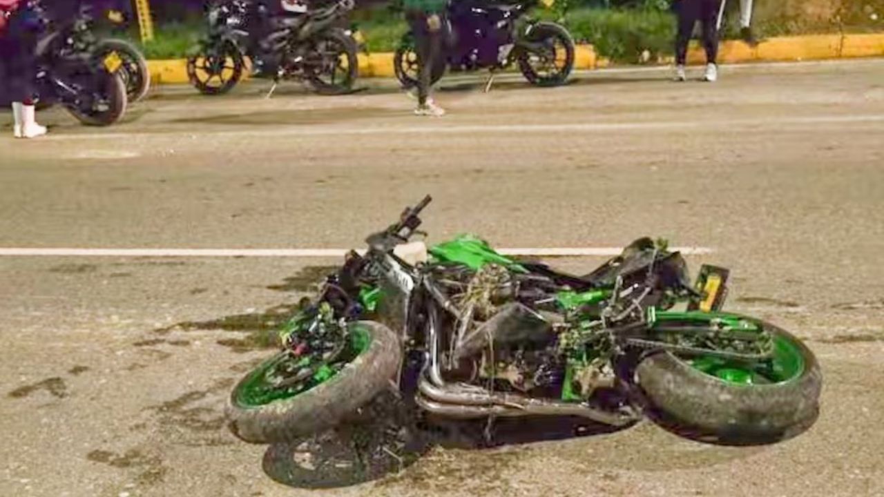 Vídeo sensible: Así fueron atropellados dos jóvenes al cruzarse en carrera de motos