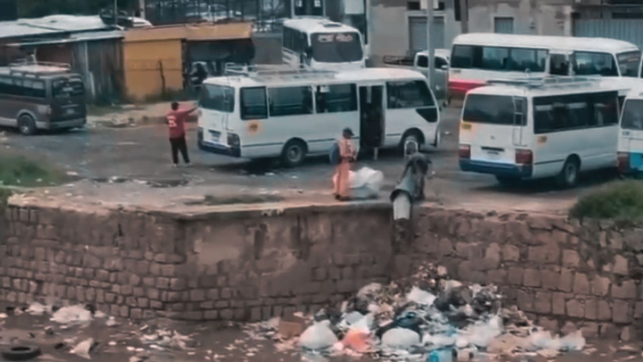 Exponen en vídeo a dos personas arrojando basura al río Choluteca, en Comayagüela
