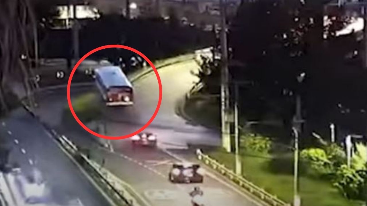 VIDEO: Impactante, bus vuelca en Guatemala y 48 personas salen heridas