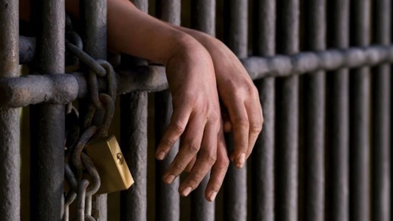 Enfermera detenida por apuñalar a su hijo de un año; familiares revelan posible trastorno