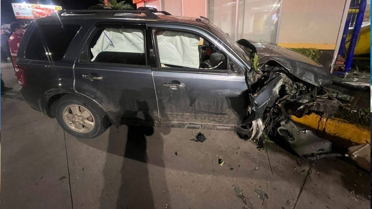 VIDEO: Hombres armados chocan con ocho autos y un restaurante durante persecución en SPS