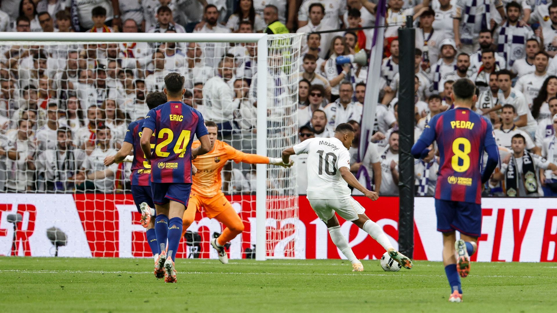 El Real Madrid se impone al Barcelona y agranda su distancia en LaLiga