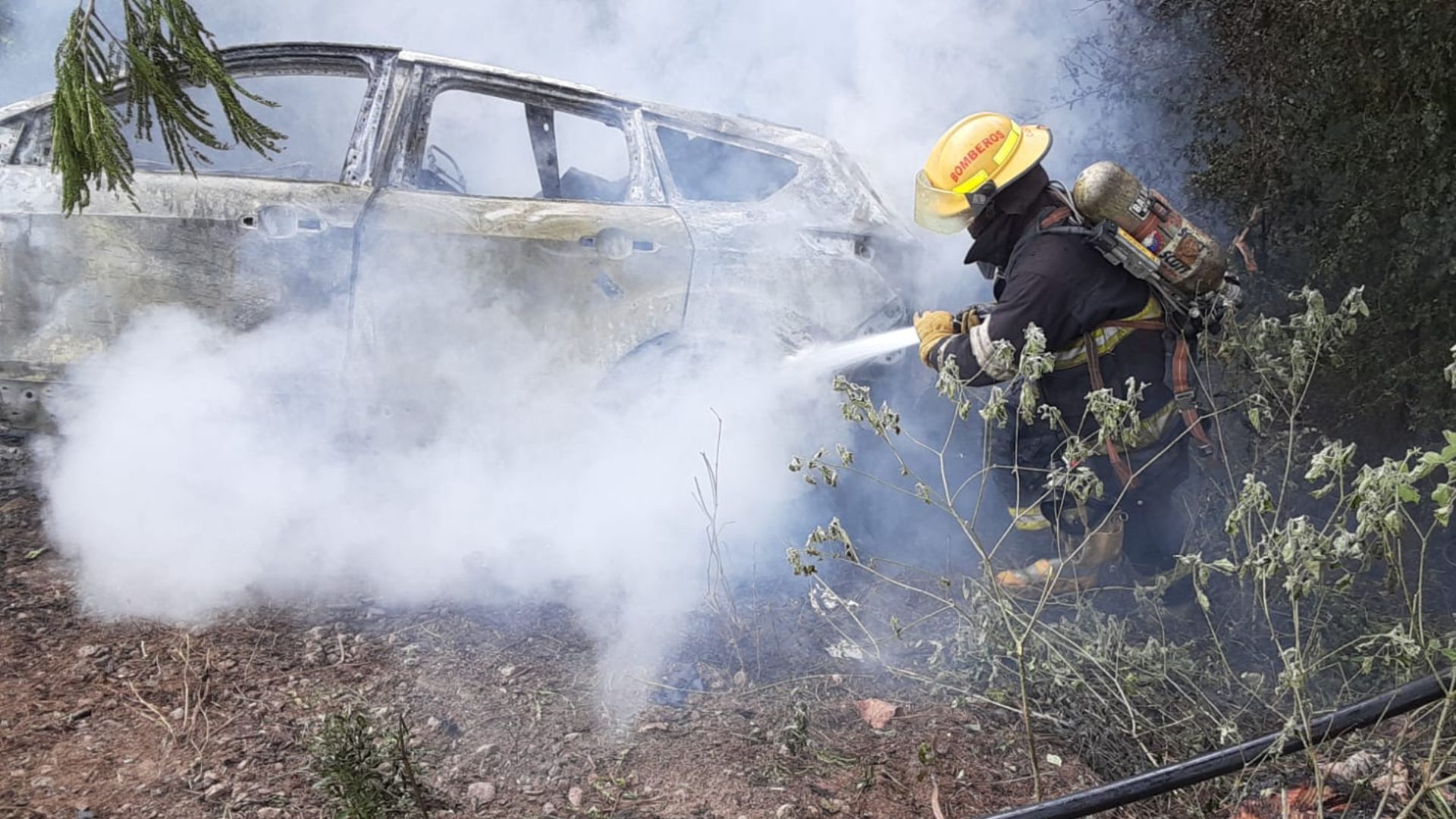 VIDEO: 'Ayuden a sacarlo', conductor muere carbonizado en Intibucá
