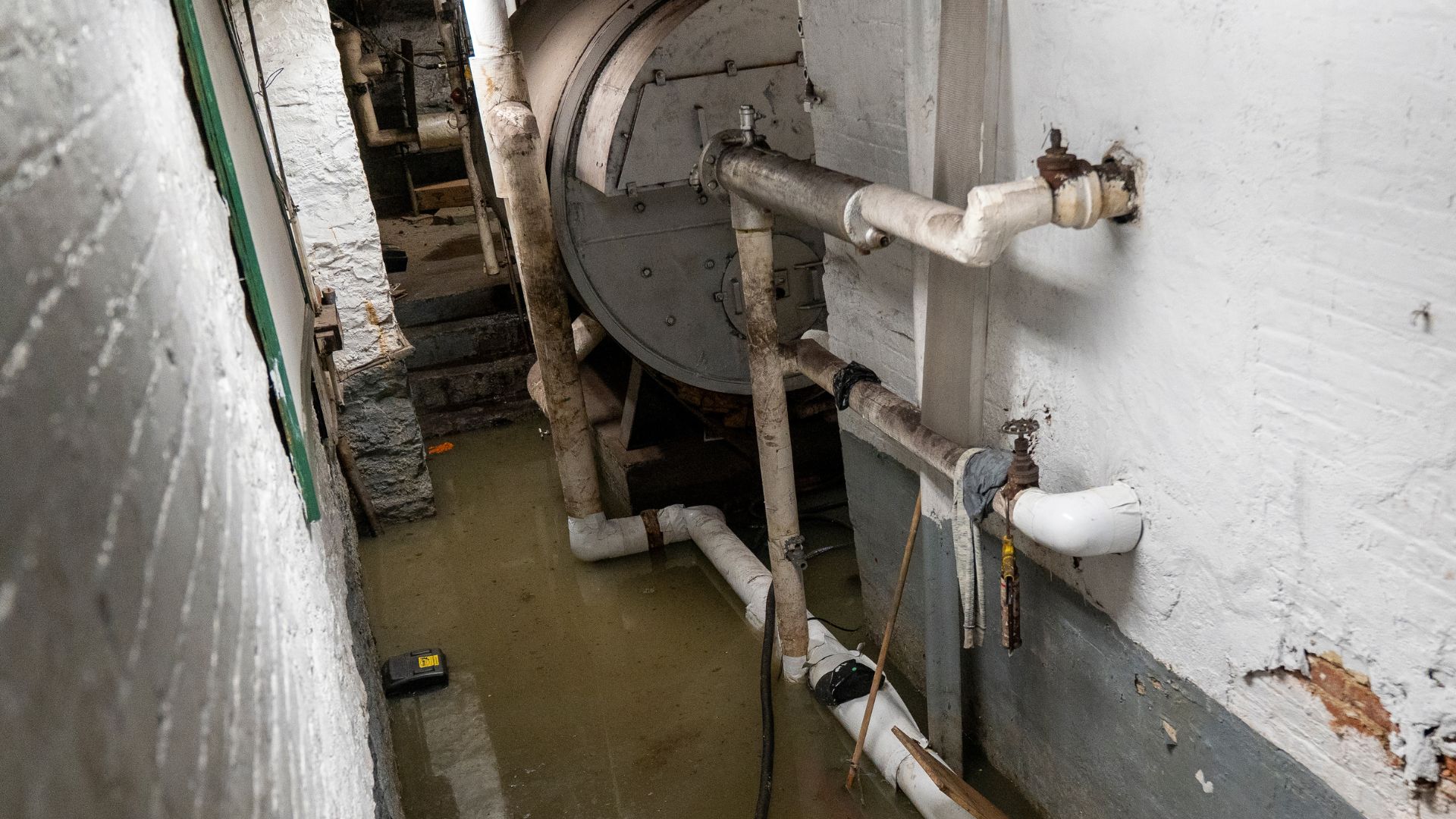 Dos hombres mueren en Nueva York tras quedar atrapados en sótanos inundados