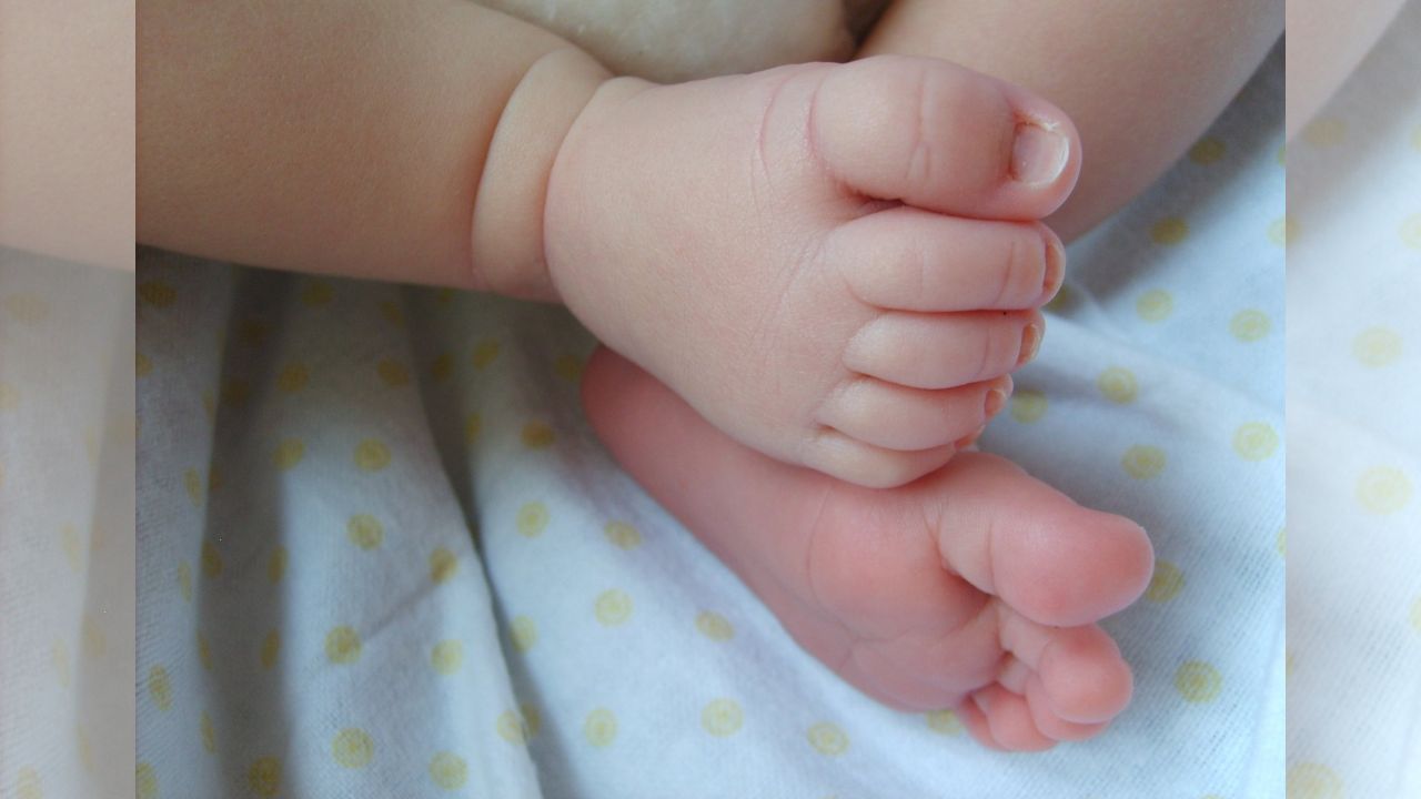 Mujer 'quería un varón' y torturó a su hija de tres meses por 'frustración'