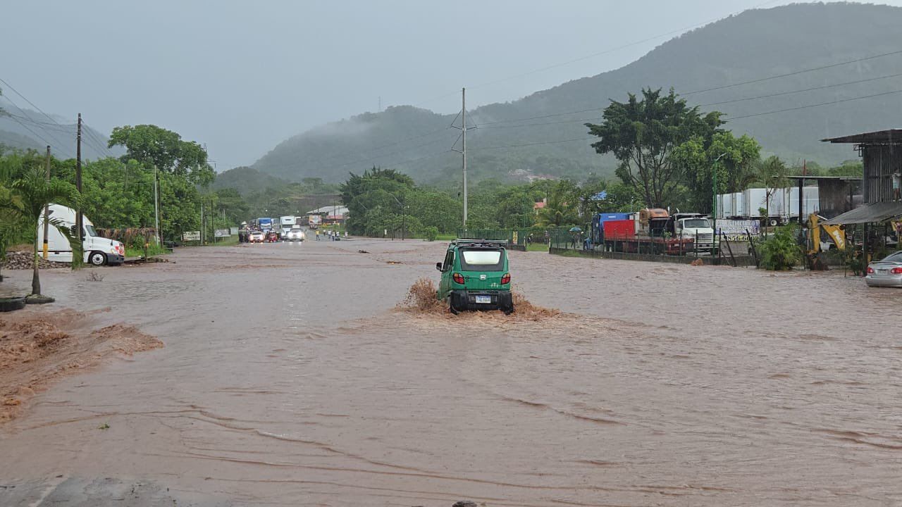 Lluvias persistirán en Honduras este martes; se monitorean fenómenos en los océanos