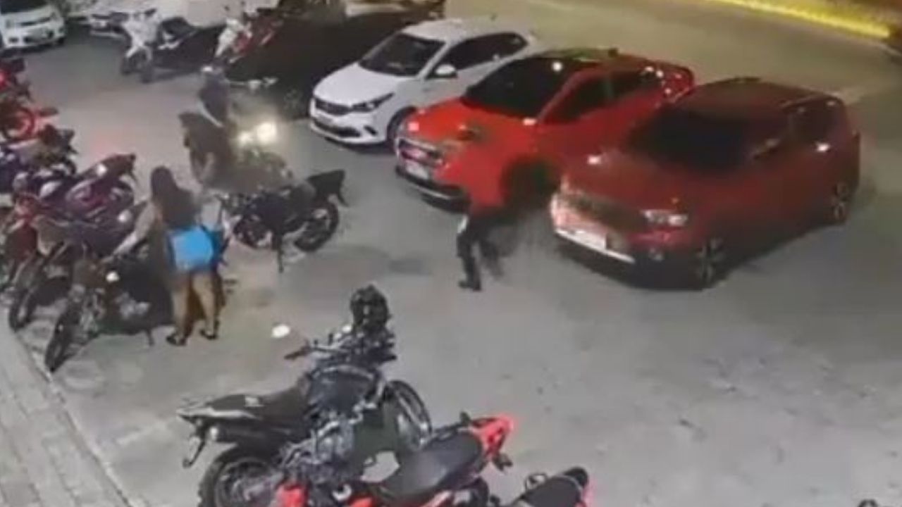 Cámara capta cuando le quitan la vida a joven que llegaba al gimnasio