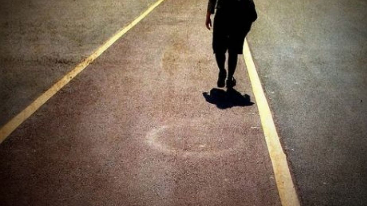 'Dios mío santo': captan a niño de un año cruzando la calle, solo, en Puerto Cortés