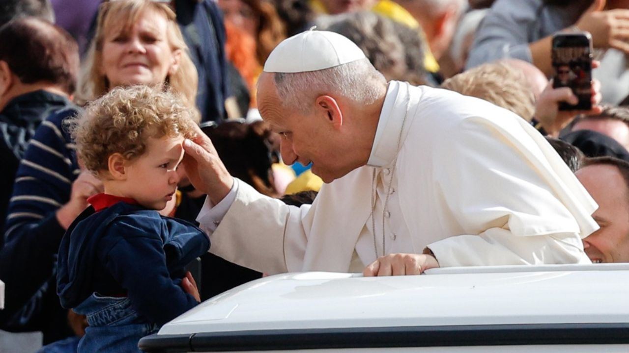 El papa insta a los jóvenes a usar la tecnología sin dejarse dominar por ella