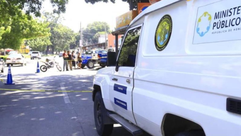 Carro de Medicina Forense en el barrio Barandillas de San Pedro Sula