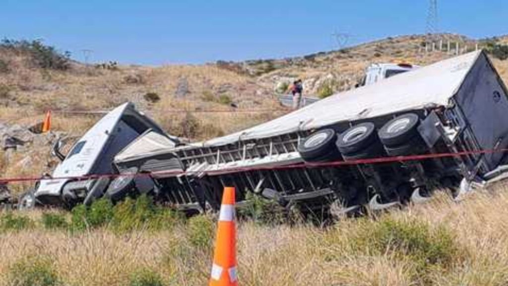 Trailer volcado en la carretera Jiménez–Torreón, en México. 