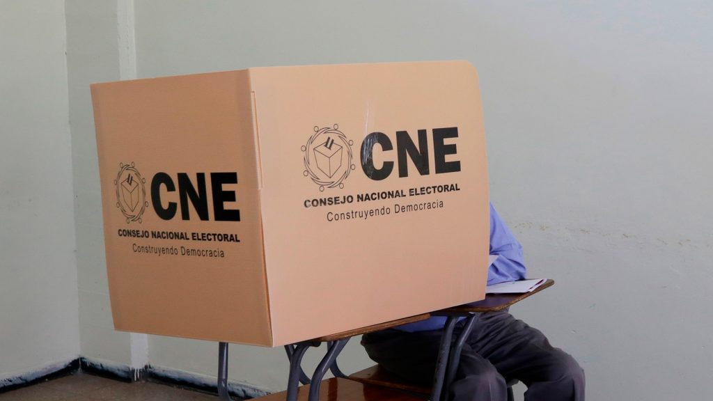 Una persona votando