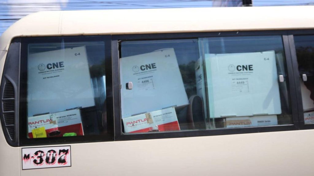 Un bus con maletas electorales