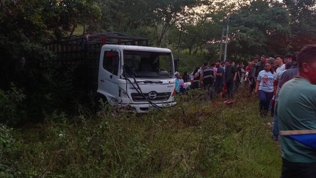 Trasciende accidente de tránsito de camión en Santa Bárbara; habría muertos y heridos