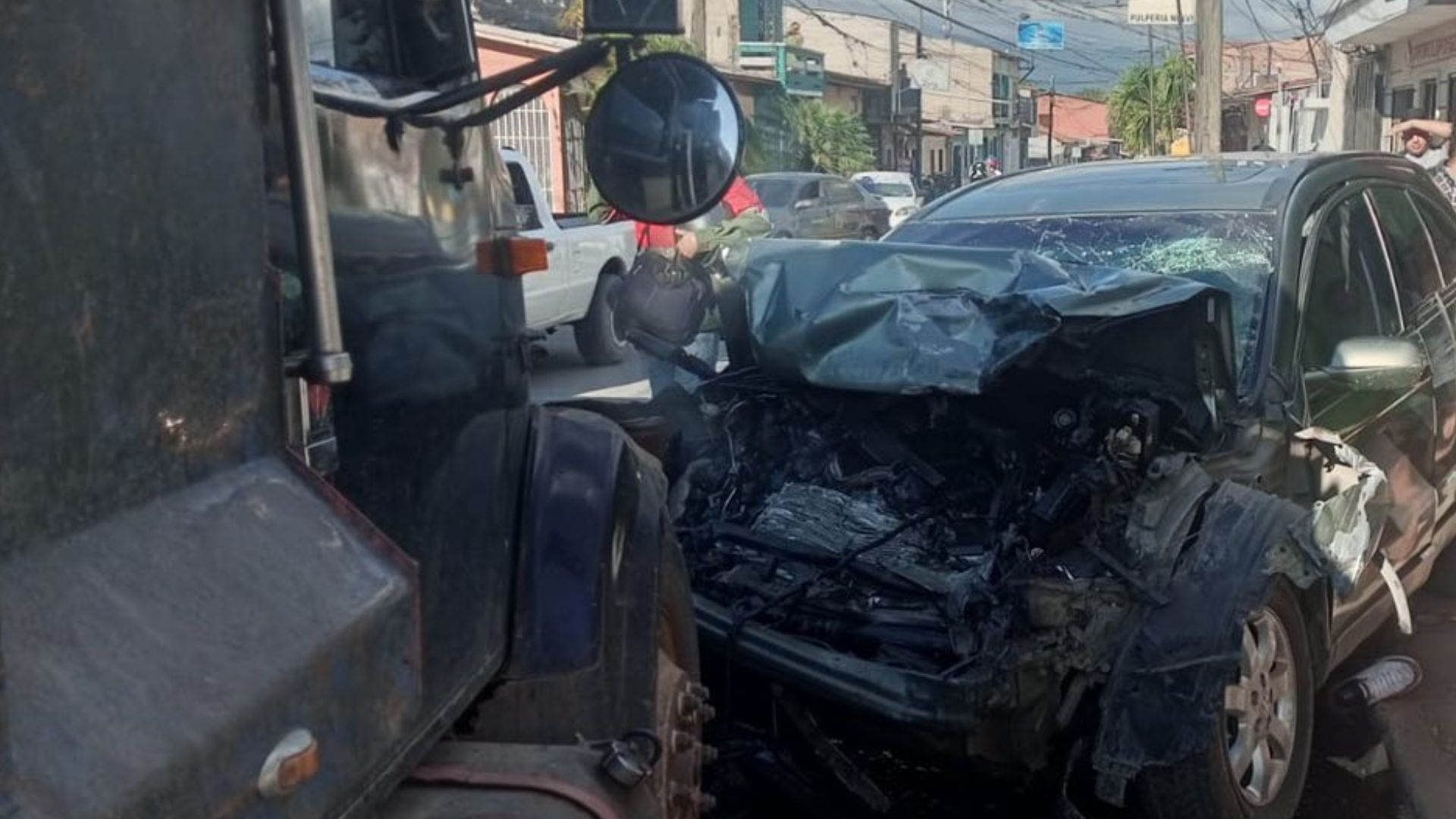 Trágico accidente en Comayagua: una persona muerta tras colisión entre camioneta y volqueta