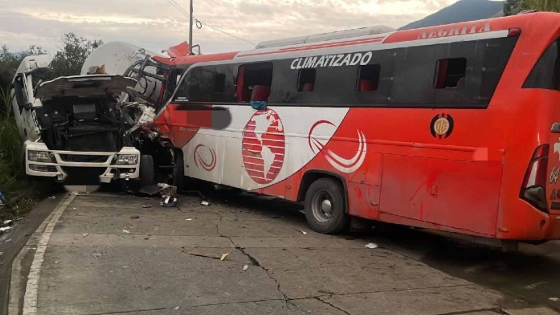 Ascienden a 21 muertos y 40 heridos las víctimas por accidente de bus en Ecuador