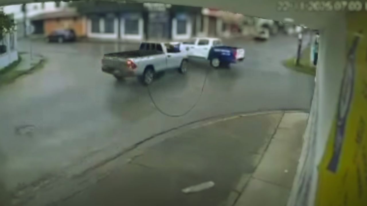 ¿Quién tuvo la culpa? Graban accidente entre patrulla y carro particular en Tocoa