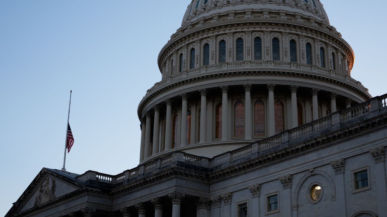 Senadores republicanos y demócratas alcanzan acuerdo para reabrir gobierno federal
