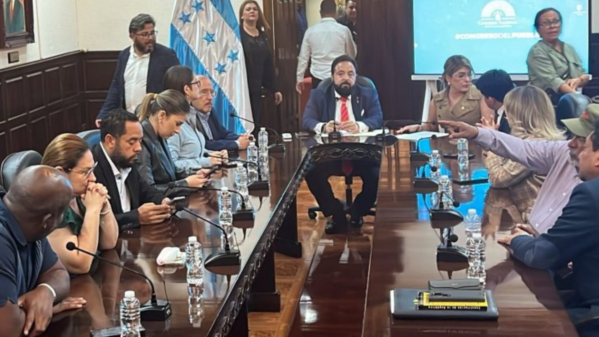 Luis Redondo instala Comisión Permanente en medio del rechazo de la oposición