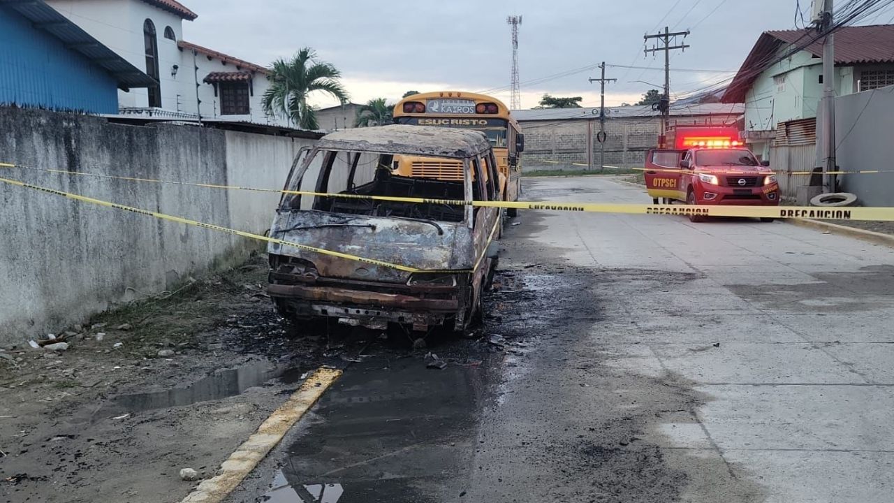 Hallan a conductor carbonizado dentro de microbús de iglesia en San Pedro Sula