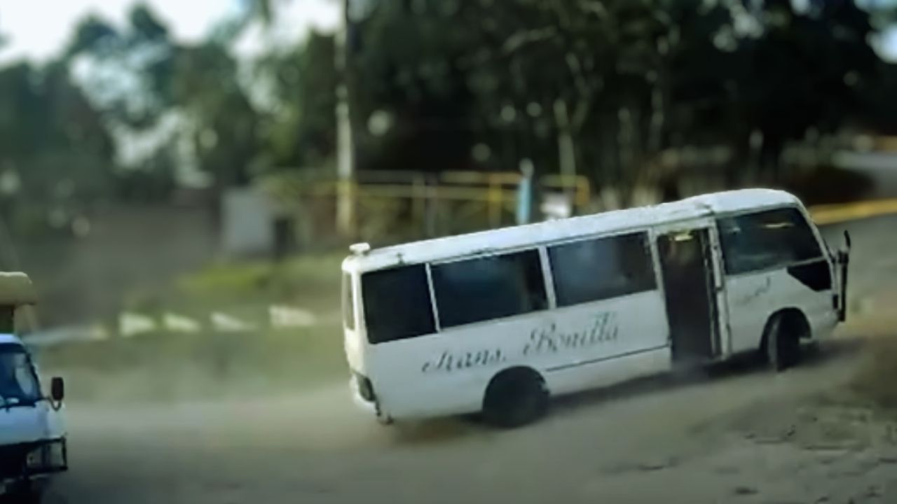Imagen de 'Venimos para adentro': Conductor de bus 'rapidito' perdió el control y se estrelló