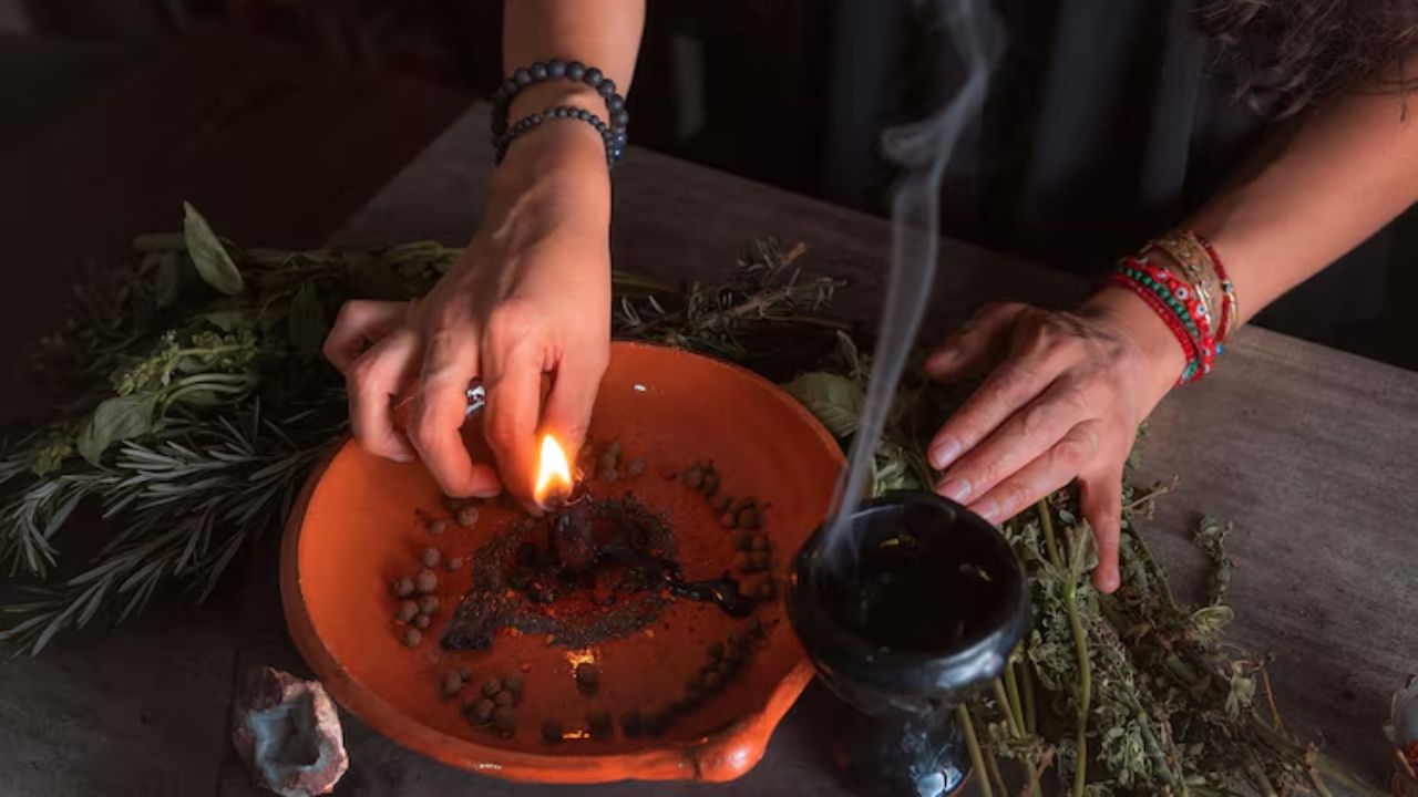 Madre afirma que su hijo mordió a su pareja 'por brujería' y 'está arrepentido'