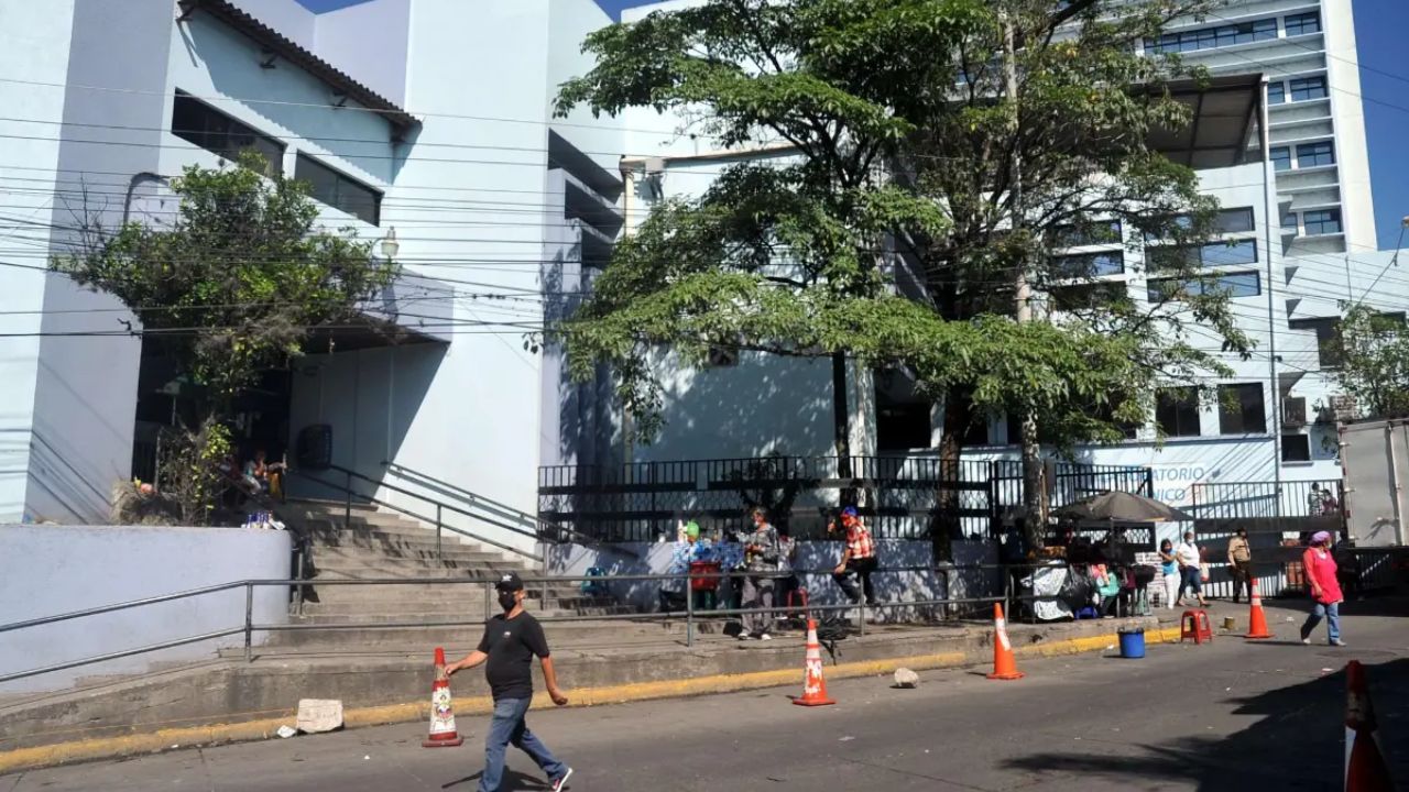 Vídeo: Terror vivieron en IHSS La Granja cuando joven fue atacado a disparos